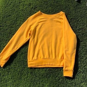 Basic yellow crewneck